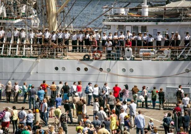 W paradzie burtowej fot. http://dnimorza.szczecin.eu/