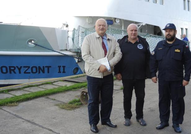 Dyrektor Działu Armatorskiego i Praktyk Morskich UMG kpt.ż.w. Bogumił Łączyński, kpt.ż.w. Andrzej Kardaś i kmdr por. Dariusz Żołnieruk AMW