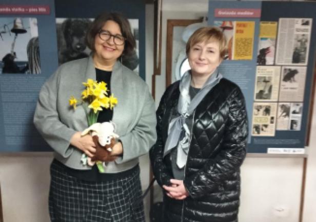 Kurator wystawy, kustosz \"Daru Pomorza\" Arleta Gałązka (z lewej) i Joanna  Stasiak z Sali Tradycji UMG. Fot. Ewa Kudela Kurator wystawy, kustosz \"Daru Pomorza\" Arleta Gałązka (z lewej) i Joanna  Stasiak z Sali Tradycji UMG. Fot. Ewa Kudela