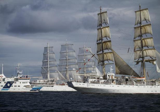 DAR MŁODZIEŻY, HORYZONT II i algierski żaglowiec EL MELLAH w 2017 roku podczas prób na wodach Zatoki Gdańskiej