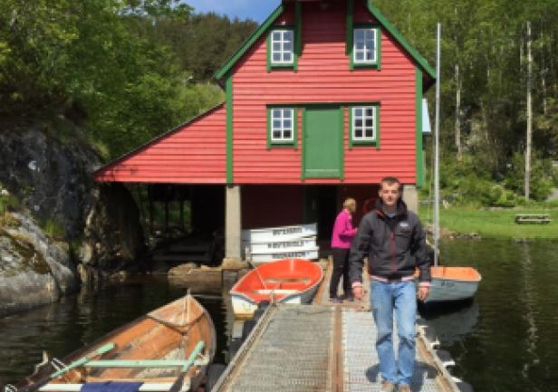 Zdjęcie młyna od strony pomostu