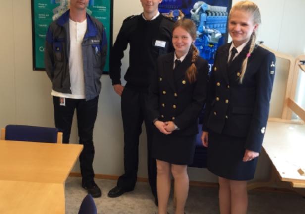 Studenci Akademii Morskiej wraz z przedstawicielem Rolls Royce’a