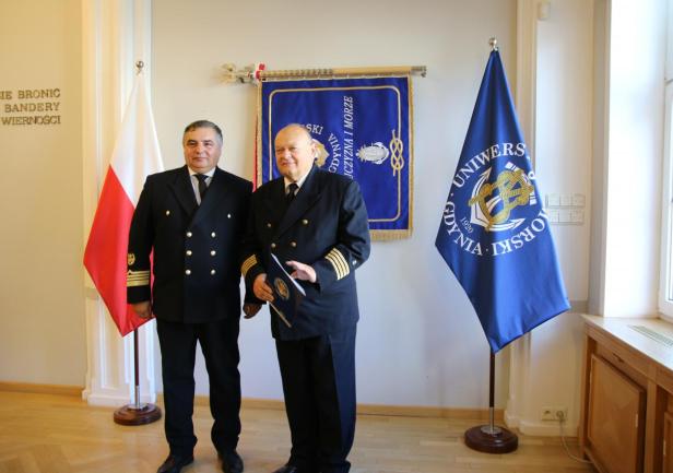 oraz dr hab. inż. kpt. w. Bogusławem Łączyńskim nowym dyrektorem Działu Armatorskiego i Praktyk Morskich