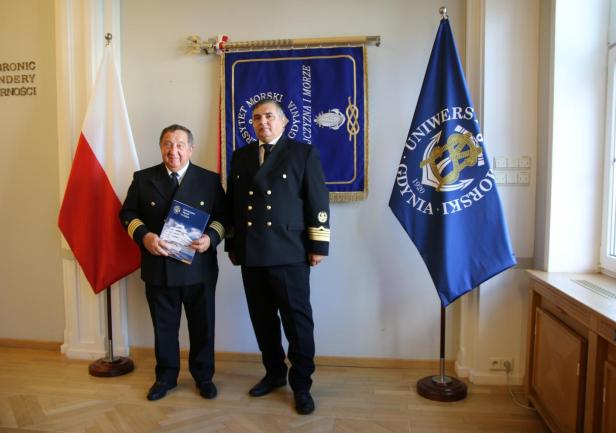 JM Rektor UMG prof. dr hab. inż. kpt. ż. w. Adam Weintrit z dr hab. inż. kpt. ż. w. Henrykiem Śniegockim