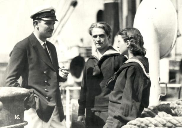 Witold Karpowicz (1. z lewej)  – I of. na s/s „Poznań”, z aktorką Marią Malicką podczas realizacji filmu pt. „Szlakiem hańby”. Film powstał w 1929 r.
