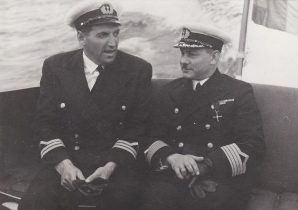 Dyrektor PSM kpt. ż.w. Stanisław Kosko (z prawej) z kpt. ż.w. Karolem Olgierdem Borchardtem, Sztokholm 1938 r.  Dyrektor PSM kpt. ż.w. Stanisław Kosko (z prawej) z kpt. ż.w. Karolem Olgierdem Borchardtem, Sztokholm 1938 r.