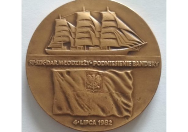 Okolicznościowy medal (podniesienie bandery 4.07.1982). Fot. ze zbiorów Sali Tradycji.