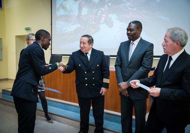 Henryk Śniegocki, John Remi i Andrzej Królikowski z gratulacjami dla kolejnego oficera floty