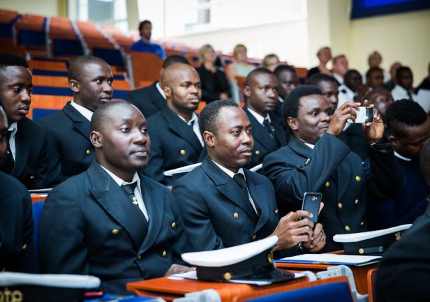 Za chwilę oficerowie