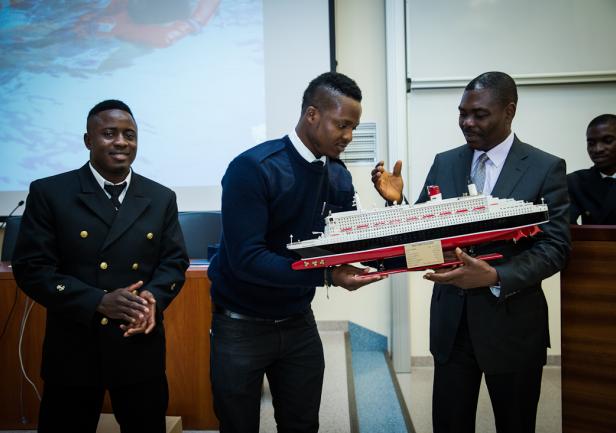 Pamiątkowy model dla specjalnego pełnomocnika prezydenta Nigerii