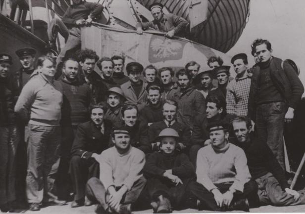 Załoga z m/s \"Chrobry\" na pokładzie \"Ulster Monarch\", 1940 r. Załoga z m/s \"Chrobry\" na pokładzie \"Ulster Monarch\", 1940 r.