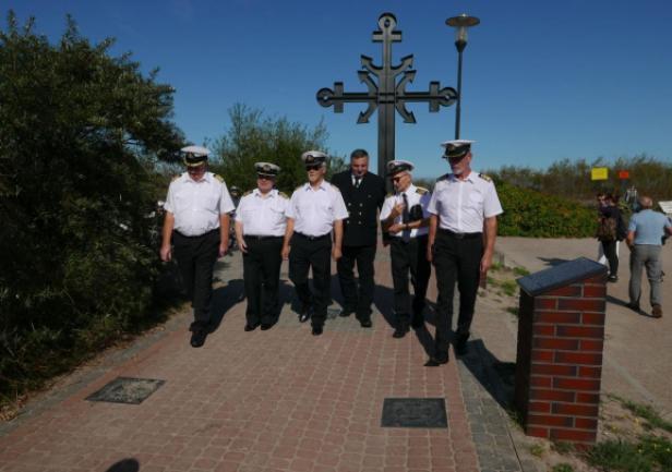 Rektorzy Uniwersytetu Morskiego w Alei Zasłużonych Ludzi Morza, z Krzyżem Morskim w tle w Rewie. Od lewej: prof. Józef Lisowski, prof. Romuald Cwilewicz, prof. Piotr Przybyłowski, JM Rektor prof. kpt. ż. w. Adam Weintrit, prof. kpt. ż. w. Daniel Duda, prof. Janusz Zarębski 