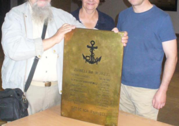 Przekazanie tablic - Witold Tarasiewicz, Ewa Otremba (AMG) i Radosław Paternoga (NMM)