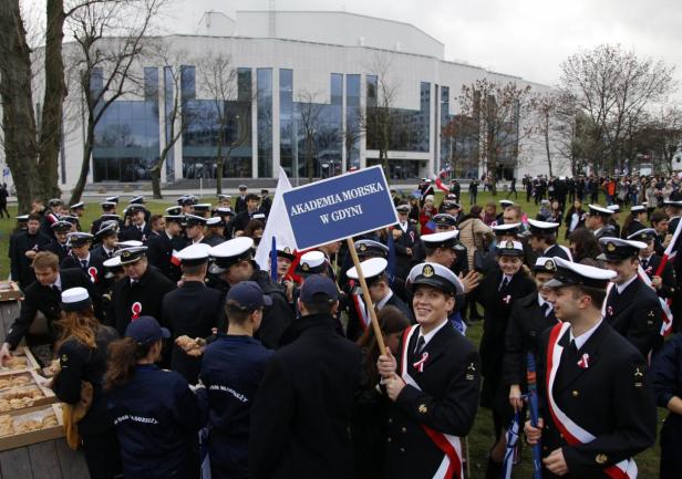 http://am.gdynia.pl/sites/default/files/styles/thumbnail/public/ilustracje/parada_niepodleglosci_2015_111.jpg?itok=mH-hc1_-Parada Niepodległości 2015, fot. Katarzyna Okońska Parada Niepodległości 2015, fot. Katarzyna Okońska
