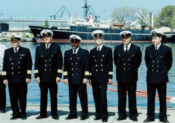 Pierwsza obsada oficerska sbs \"Horyzont II\" - z lewej kpt.ż.w. Julian Witkowski