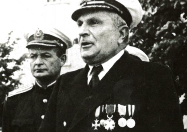 kontradmirał Adam Mohuczy (zdjęcie powojenne, ze zbiorów Sali Tradycji AMG) kontradmirał Adam Mohuczy (zdjęcie powojenne)