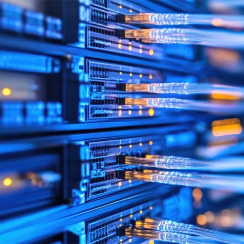 Kable wpięte do urządzenia