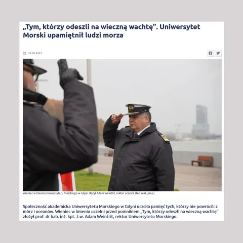 Prof. Adam Weintrit przy pomniku Tym, co odeszli na wieczną wachtę