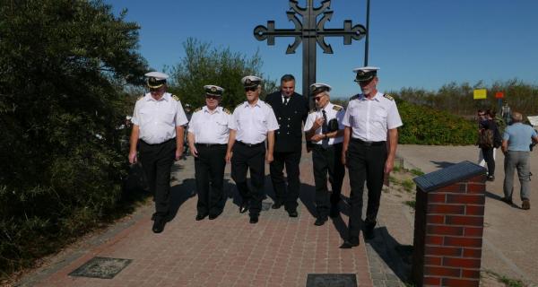 Rektorzy Uniwersytetu Morskiego w Alei Zasłużonych Ludzi Morza, z Krzyżem Morskim w tle w Rewie. Od lewej: prof. Józef Lisowski, prof. Romuald Cwilewicz, prof. Piotr Przybyłowski, JM Rektor prof. kpt. ż. w. Adam Weintrit, prof. kpt. ż. w. Daniel Duda, prof. Janusz Zarębski 